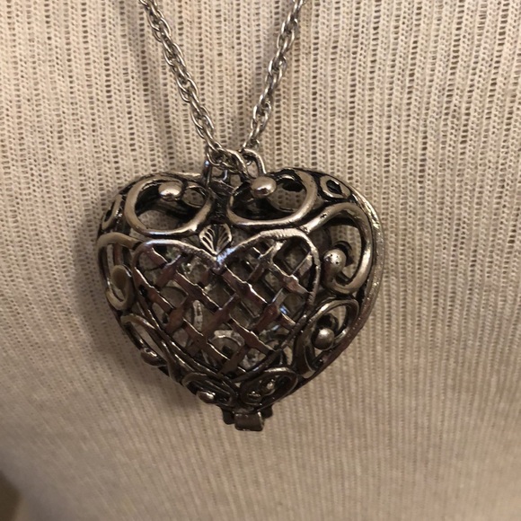 Vintage Filigree Open Cage Heart Necklace - Picture 8 of 17